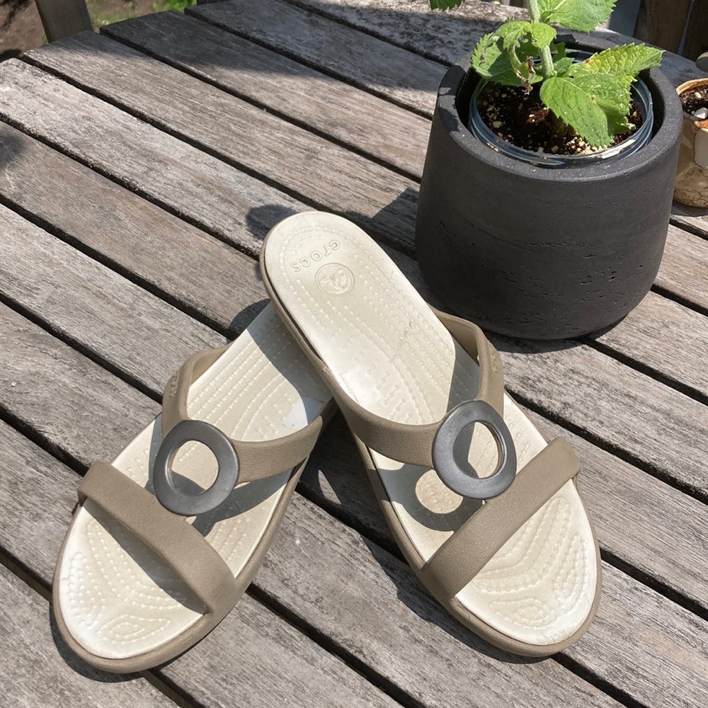 Crocs Sanrah Slide Sandals, size 6